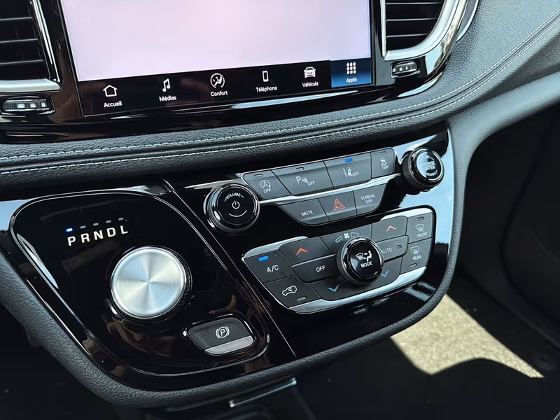 2026 Chrysler Pacifica Select